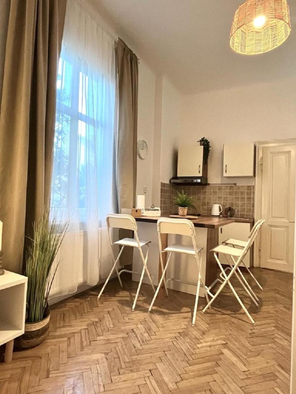 Apartment Cecil - Old Town Bratislava Buitenkant foto